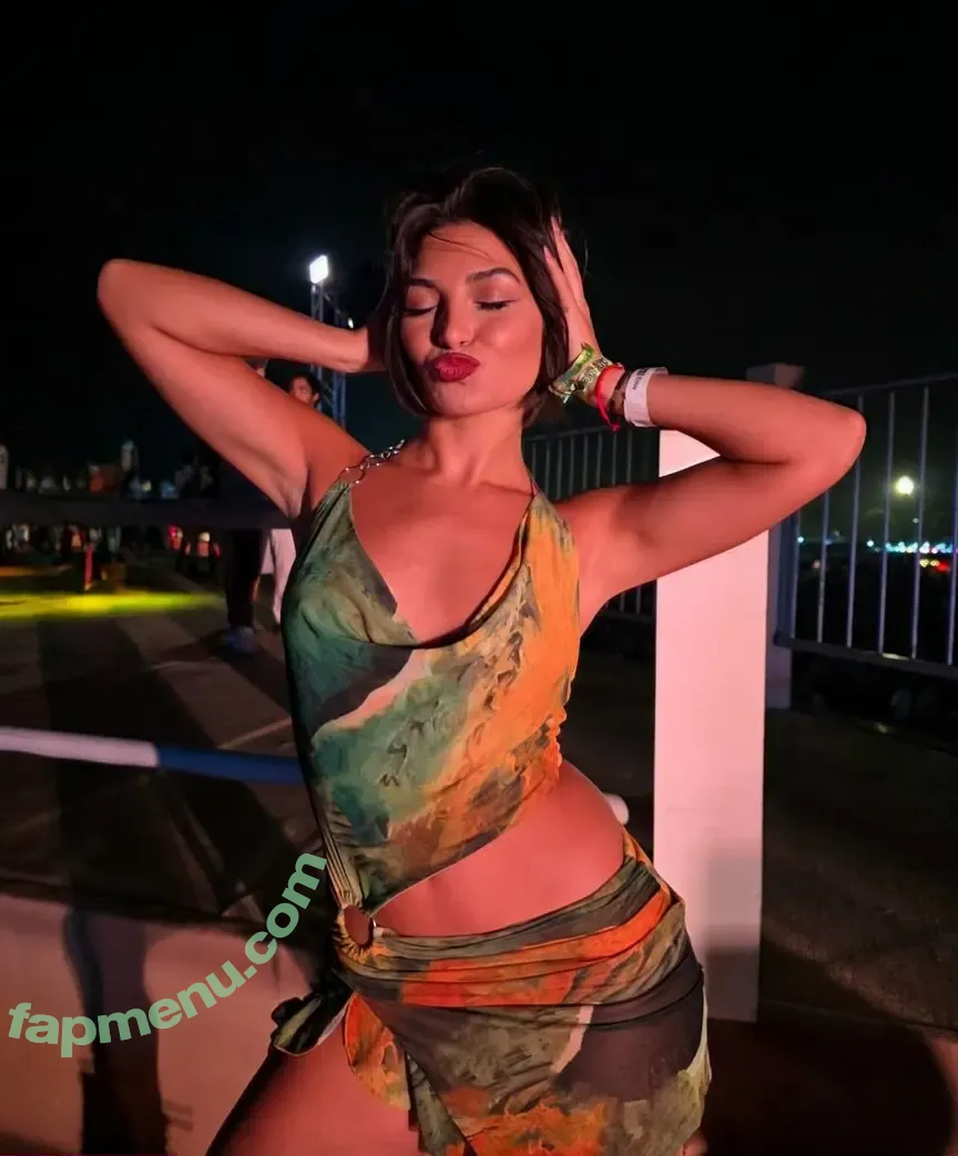 martumorales nude photo #0004 (martumorales)