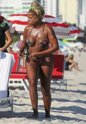 Mary J. Blige / therealmaryjblige nude photo #0021