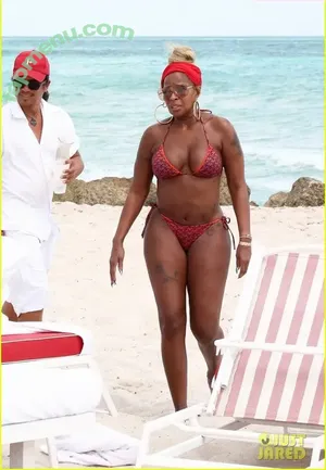 Mary J. Blige / therealmaryjblige nude photo #0046