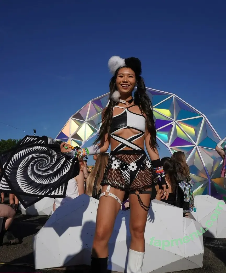 Mary Ye nude photo #0043 (wobbly.mary)