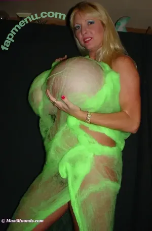 Maxi Mounds / maximoundsfanpage nude photo #1123