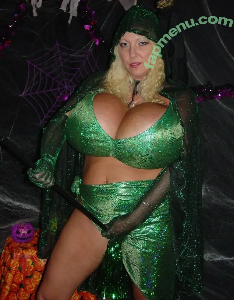 Maxi Mounds nude photo #1133 (maximoundsfanpage)