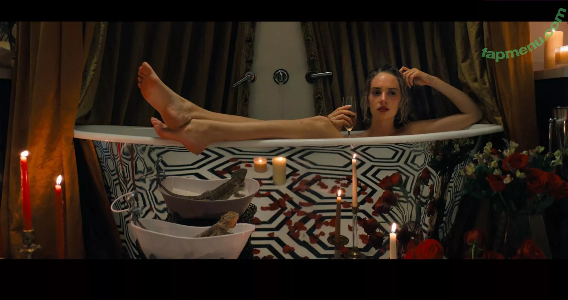 Maya Hawke nude photo #0152 (maya_hawke / neohawk2)