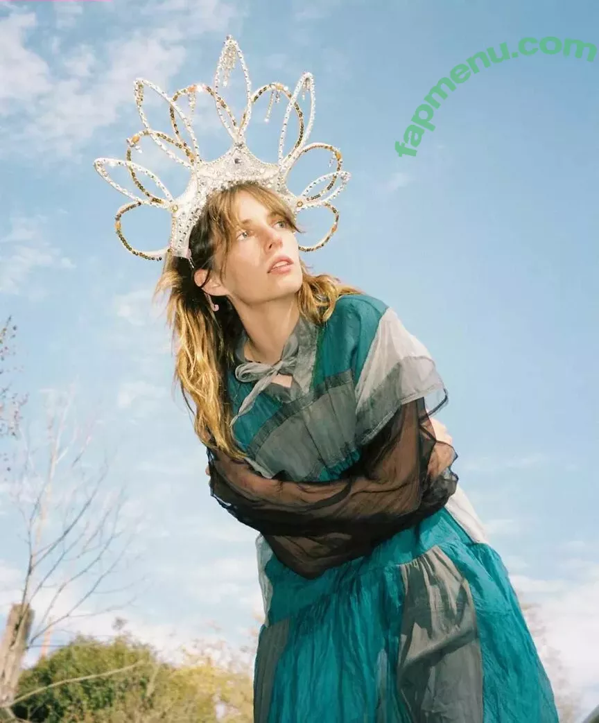 Maya Hawke nude photo #0423 (maya_hawke / neohawk2)
