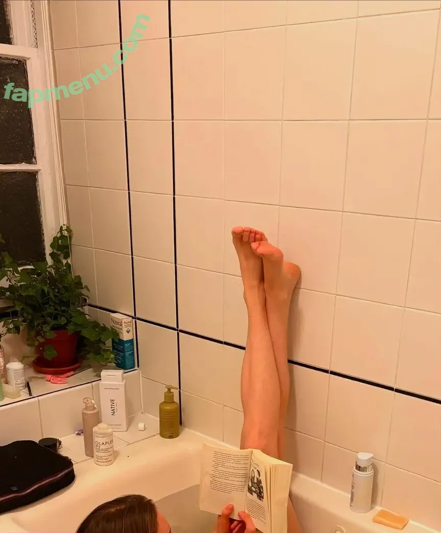 Maya Hawke nude photo #1037 (maya_hawke / neohawk2)
