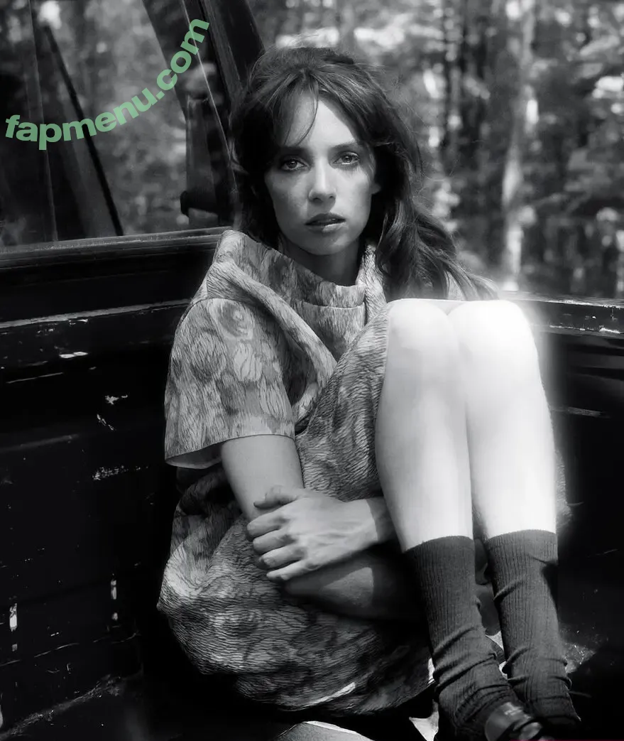 Maya Hawke nude photo #1048 (maya_hawke / neohawk2)