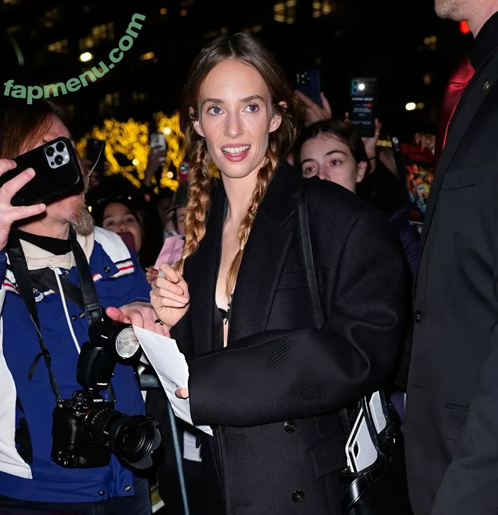 Maya Hawke nude photo #1265 (maya_hawke / neohawk2)