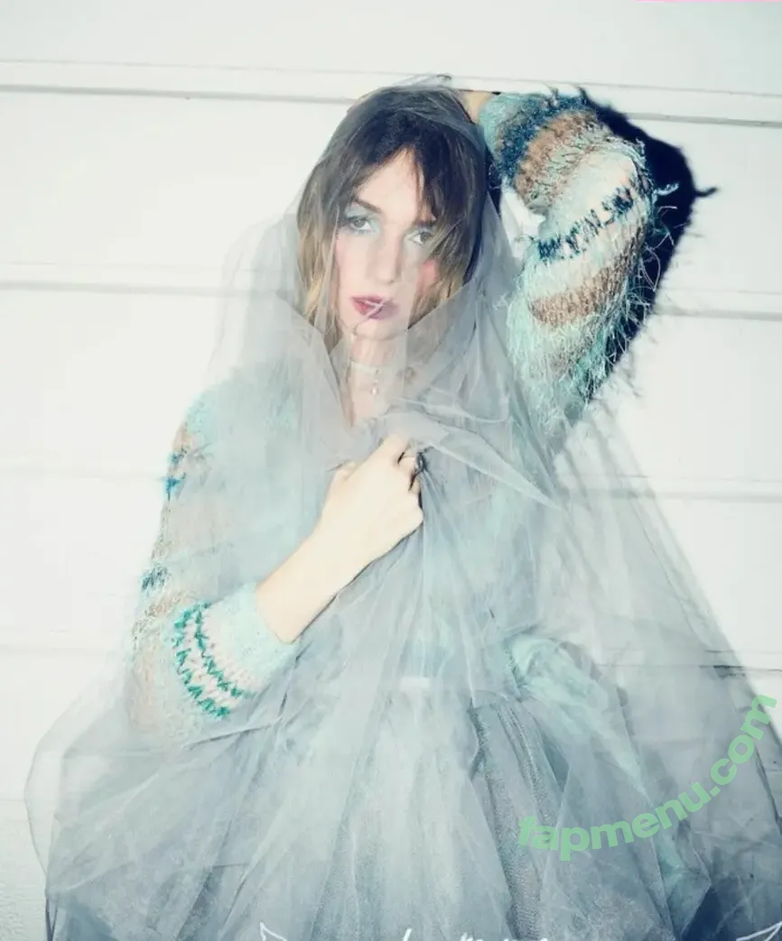 Maya Hawke nude photo #1289 (maya_hawke / neohawk2)