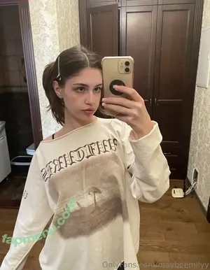 Maybeemilyy / maybeemily nude photo #0025