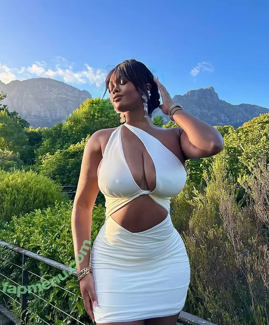 Medina Imani nude photo #0012 (aquafinadinaaa / medinaimani_)