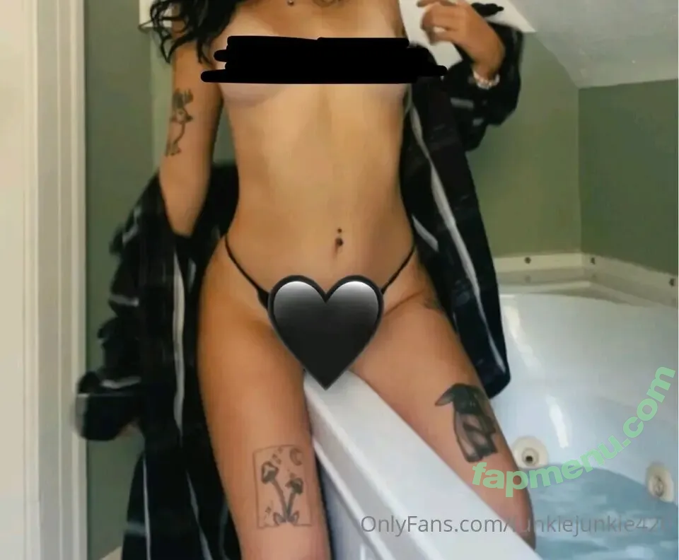 Meg Reillly nude photo #0017 (funkiejunkie420 / megariley / megreillly)