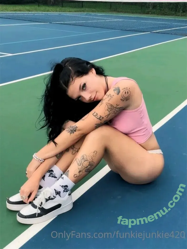 Meg Reillly nude photo #0030 (funkiejunkie420 / megariley / megreillly)