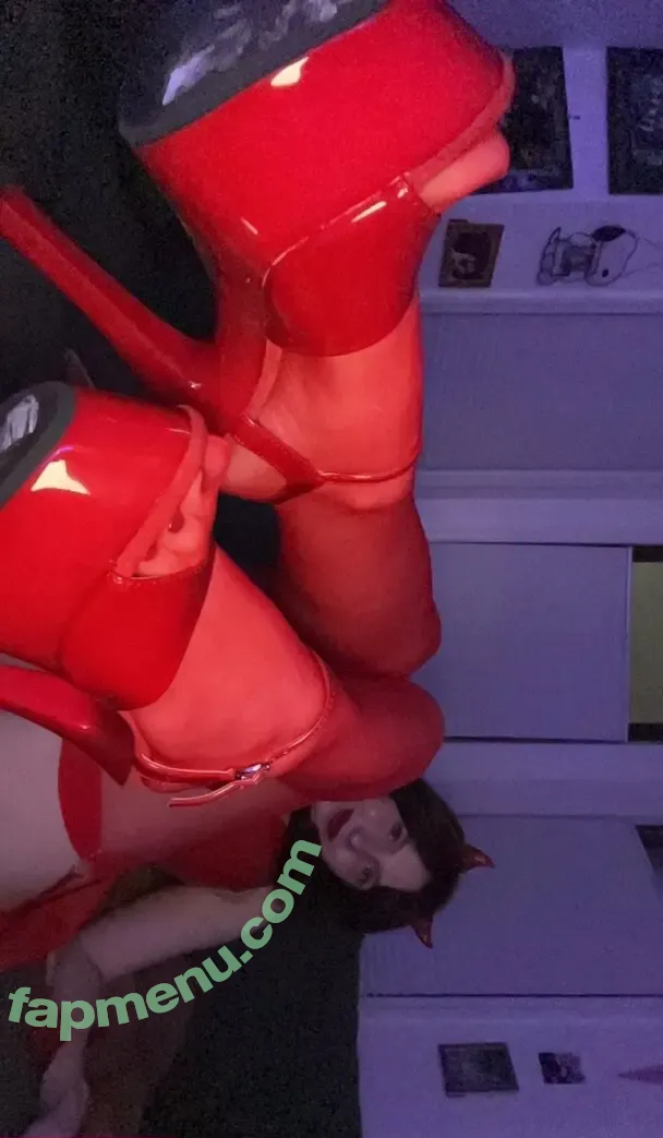 Megan Bitchell nude photo #1104 (MeganBitchell / lucyskyes / megan.bitchell / megbitchell)