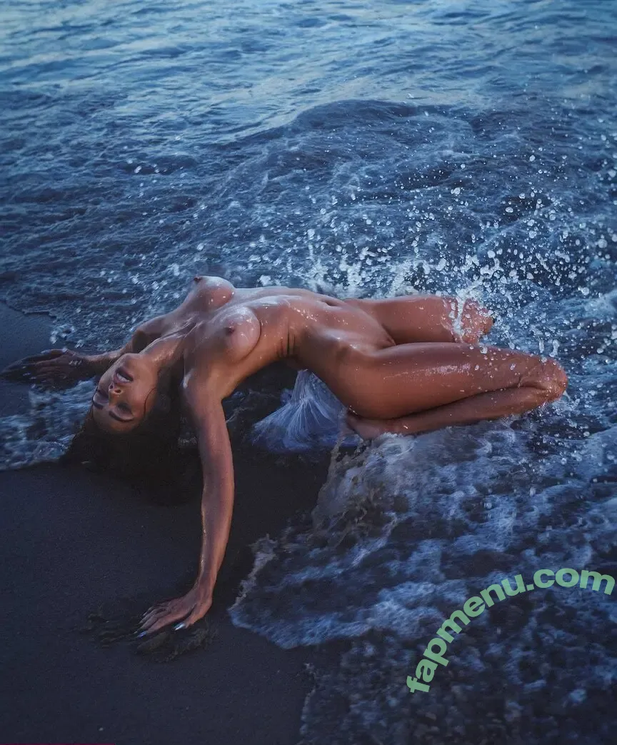 Megan Fox nude photo #2432 (action / meganfox)