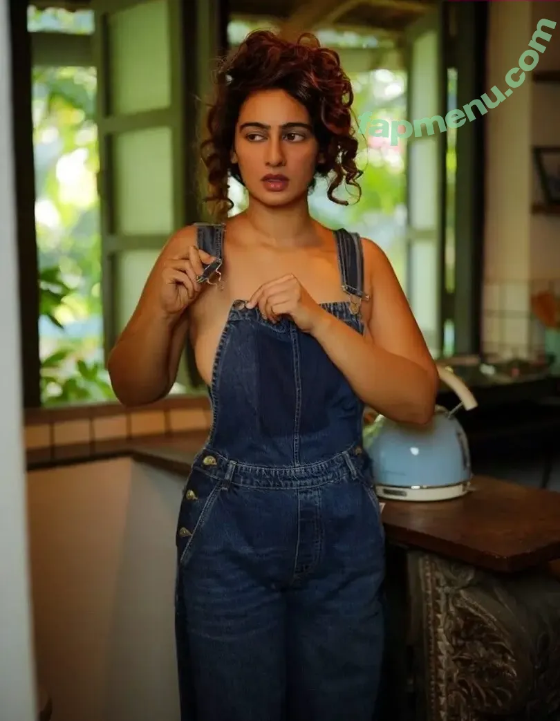 Megha Shukla nude photo #0200 (megha8shukla)