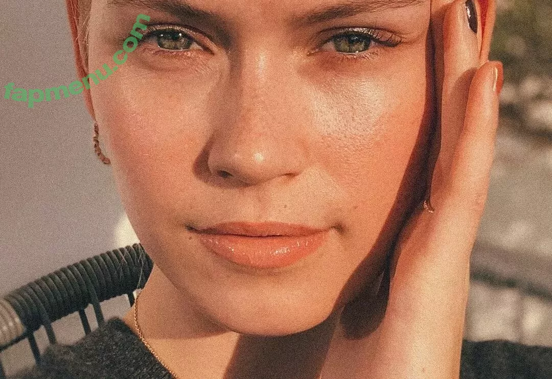 Melanie Kroll nude photo #0084 (Model / melaniekroll)