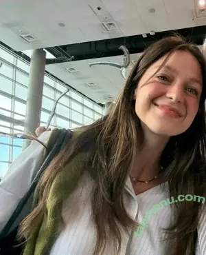 Melissa Benoist / melissabenoist nude photo #0423