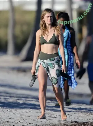 Melissa Roxburgh / mroxburgh nude photo #0220