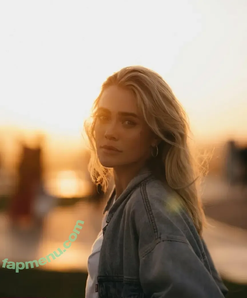 Melissa Roxburgh nude photo #0286 (mroxburgh)