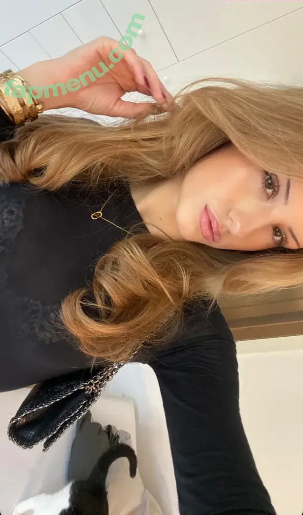 mia.gnr nude photo #0002 (mia.gnr)