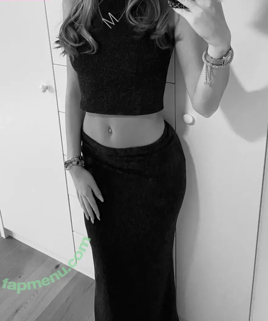 mia.gnr nude photo #0011 (mia.gnr)