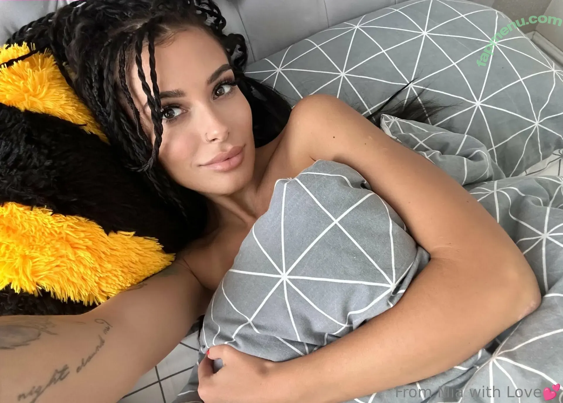 mia_moonn nude photo #0049 (miamoonn_)