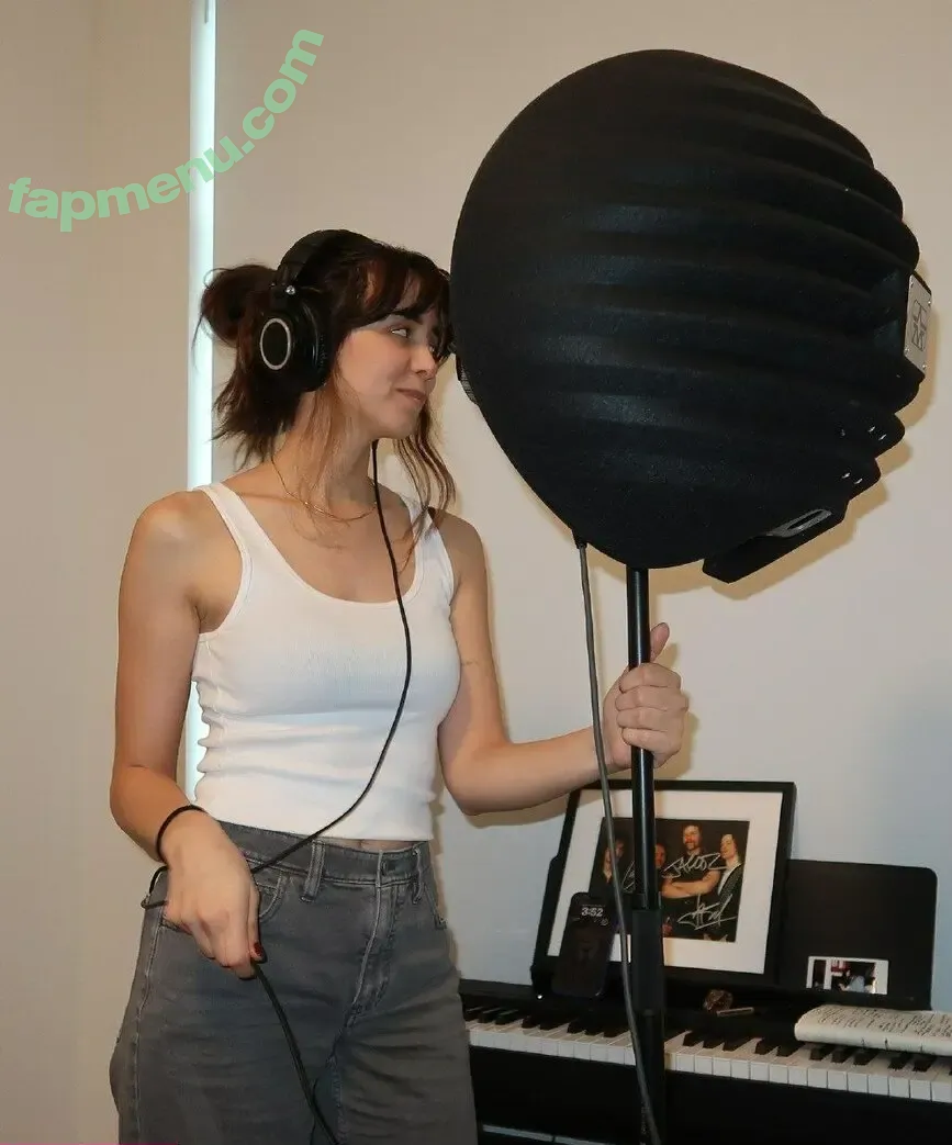 Mia Plays nude photo #0002 (miakimioo)