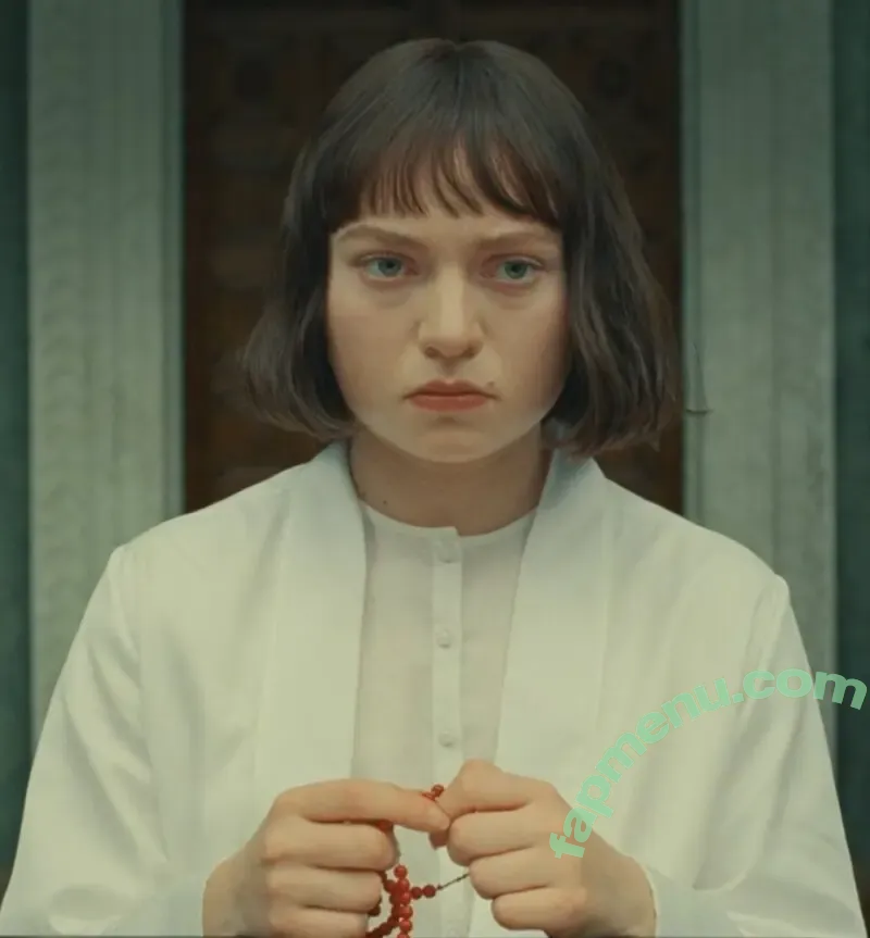 Mia Threapleton nude photo #0002 (mia.threapleton.official)