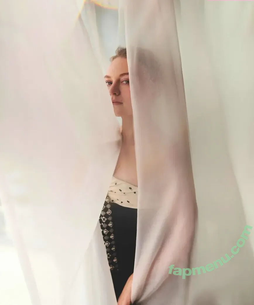 Mia Threapleton nude photo #0006 (mia.threapleton.official)