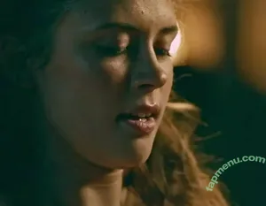 Mia Tomlinson / miavtomlinson nude photo #0020