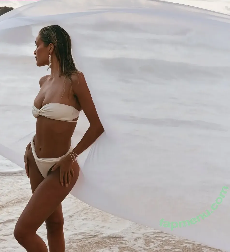 Michaela Wain nude photo #0002 (michaelawain)