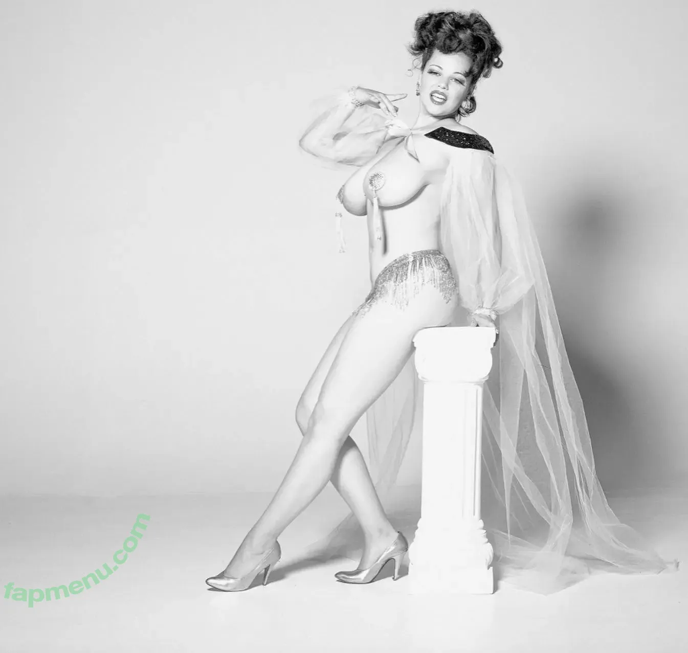 Mika Romantic nude photo #0013 (demon_mika / i_love_mika / mikaromantica / mikaromanticandco)