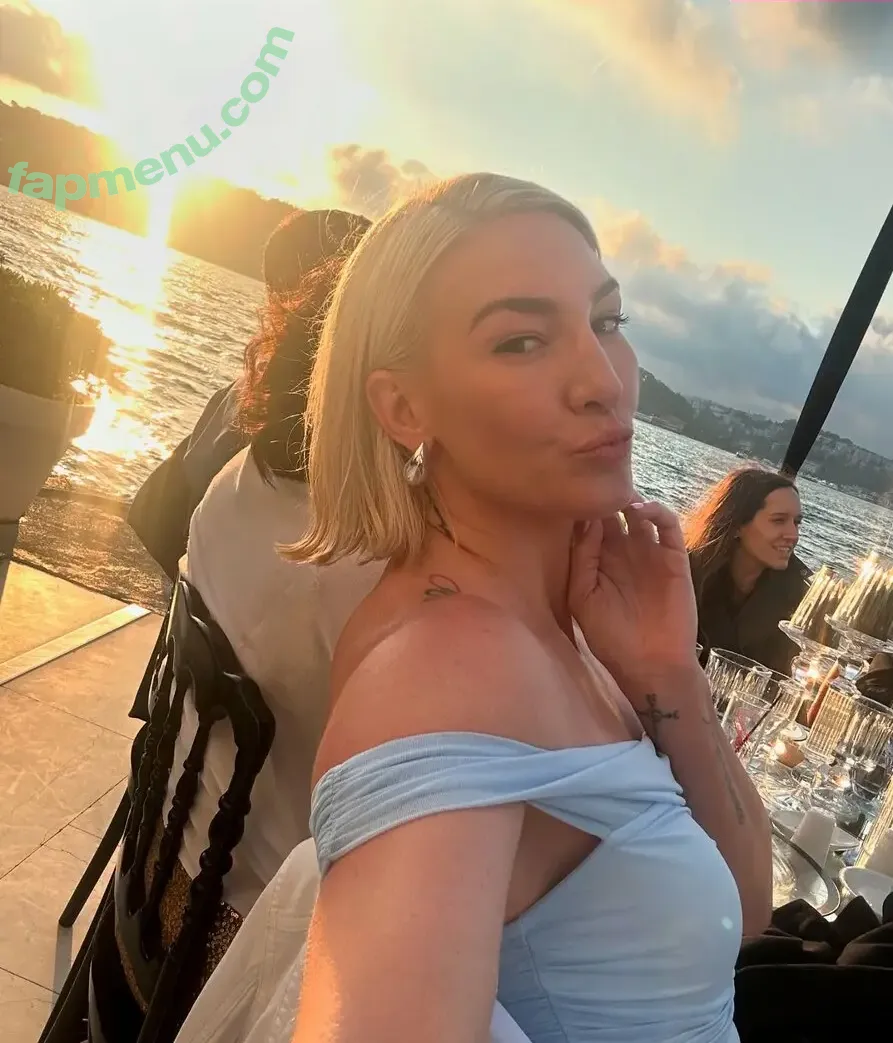 Mikaela Mayer nude photo #0048 (mikaelamayer)