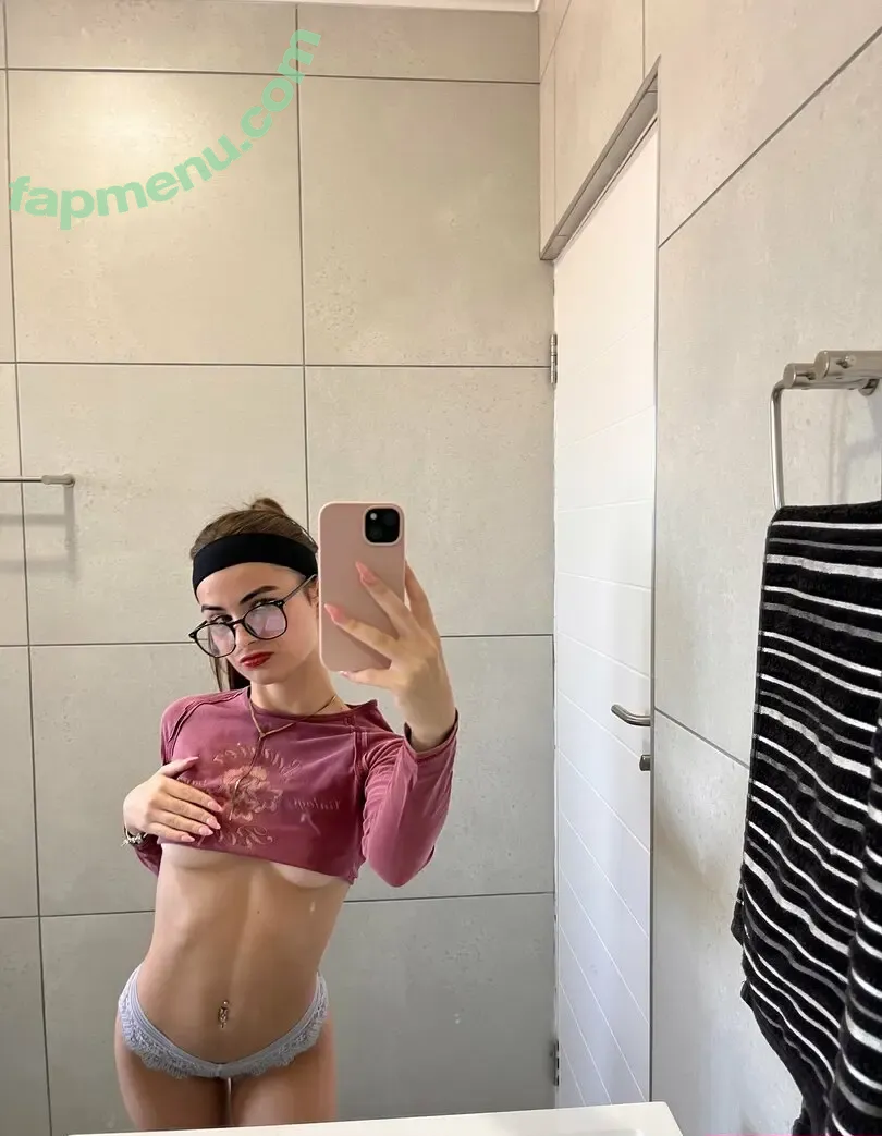 mikaylafreee nude photo #0002 (mickeyfreee)