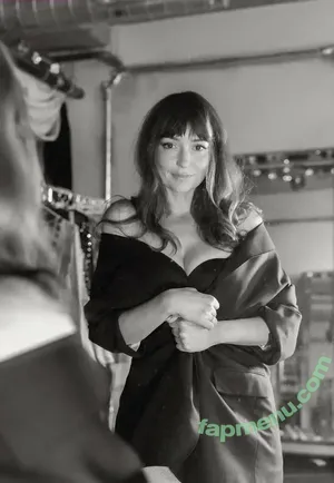 Milana Vayntrub / AT&T Girl / mintmilana nude photo #0068