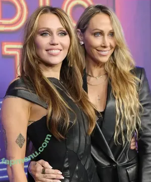 Miley Cyrus / MileyCyrus nude photo #3989