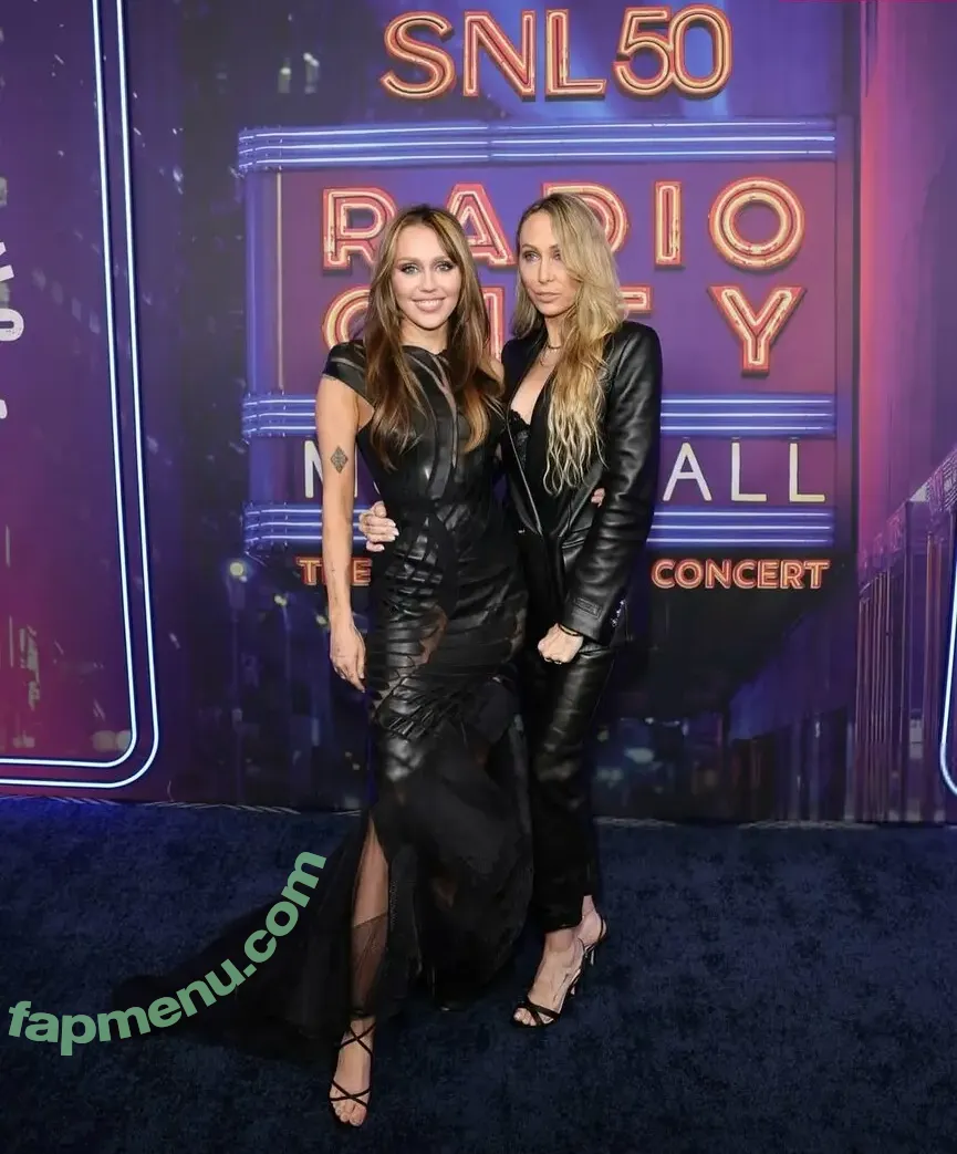 Miley Cyrus nude photo #3992 (MileyCyrus)