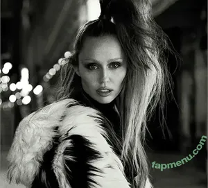 Miley Cyrus / MileyCyrus nude photo #4182