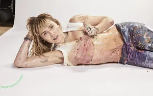 Miley Cyrus / MileyCyrus nude photo #4196
