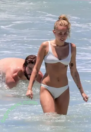 Miley Cyrus / MileyCyrus nude photo #4223