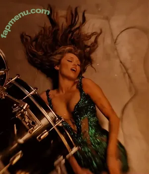 Miley Cyrus / MileyCyrus nude photo #4278