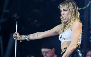 Miley Cyrus / MileyCyrus nude photo #4289