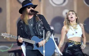 Miley Cyrus / MileyCyrus nude photo #4290