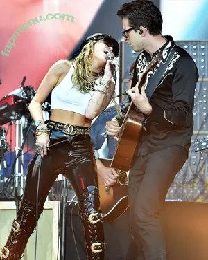 Miley Cyrus / MileyCyrus nude photo #4295