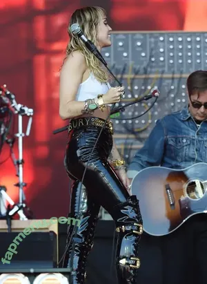 Miley Cyrus / MileyCyrus nude photo #4296