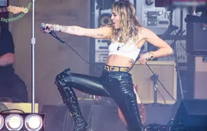 Miley Cyrus / MileyCyrus nude photo #4306