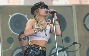 Miley Cyrus / MileyCyrus nude photo #4307