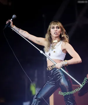 Miley Cyrus / MileyCyrus nude photo #4318