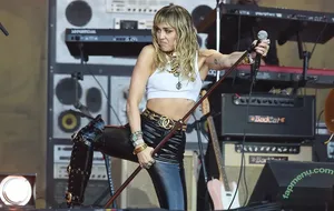 Miley Cyrus / MileyCyrus nude photo #4324