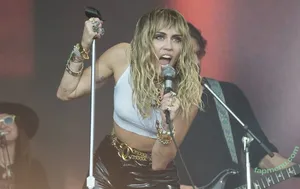 Miley Cyrus / MileyCyrus nude photo #4329